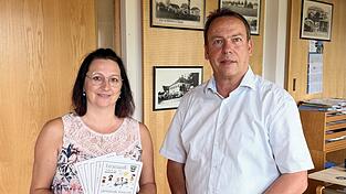 Bürgermeister Siegfried Lobmeier und Kerstin Söldner stellen Ferienprogramm für alle Ferienkinder der Gemeinde Künzing vor. Bürgermeister Siegfried Lobmeier und Kerstin Söldner stellen Ferienprogramm für alle Ferienkinder der Gemeinde Künzing vor.