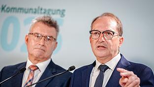 Der Präsident des Deutschen Landkreistages, Achim Brötel, sagt: «Die Kommunen sind mit ihren Feuerwehren, Rettungsdiensten, Krankenhäusern, Leitstellen und Katastrophenschutzbehörden das operative Rückgrat der zivilen Verteidigung.» Der Präsident des Deutschen Landkreistages, Achim Brötel, sagt: «Die Kommunen sind mit ihren Feuerwehren, Rettungsdiensten, Krankenhäusern, Leitstellen und Katastrophenschutzbehörden das operative Rückgrat der zivilen Verteidigung.»