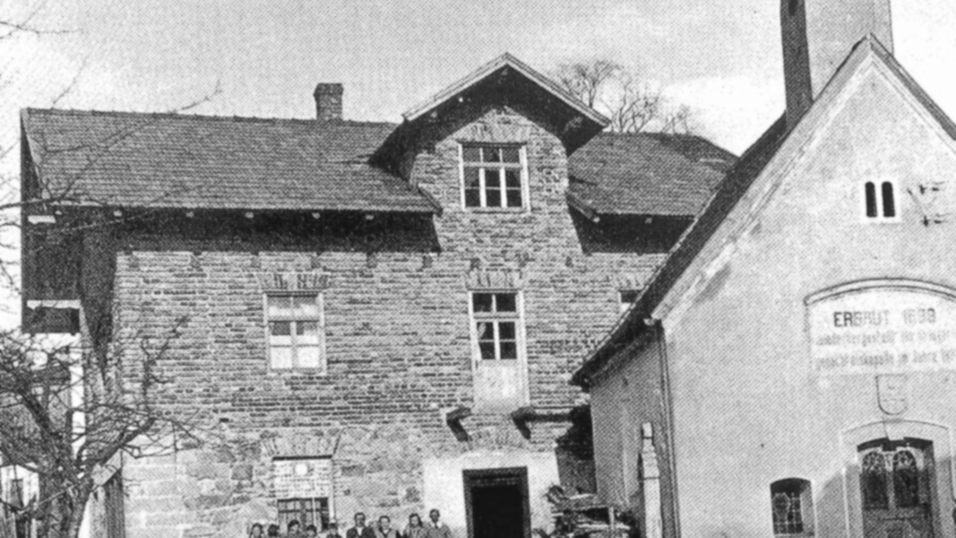 Im Arnbrucker Heimatbuch von Horst Keitel und Sven Bauer findet sich diese Aufnahme um 1934, nachdem der damalige 'Zellertalkönig' Franz Fischer die Vitus zur Kriegergedächtniskapelle umgewidmet und restauriert hatte. Im Arnbrucker Heimatbuch von Horst Keitel und Sven Bauer findet sich diese Aufnahme um 1934, nachdem der damalige 'Zellertalkönig' Franz Fischer die Vitus zur Kriegergedächtniskapelle umgewidmet und restauriert hatte.