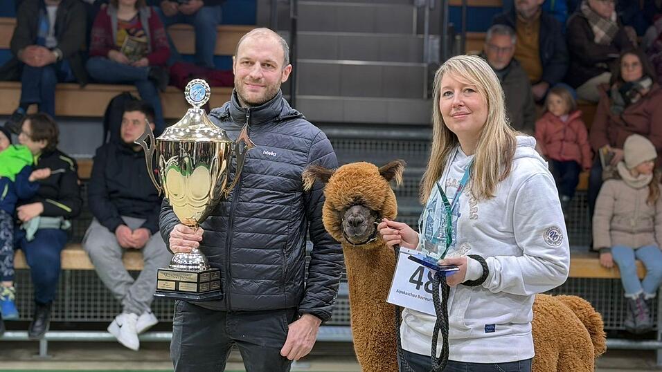 Daniel und Cornelia Weinfurter zusammen mit dem Gewinnertier Eldorado. Foto: Daniel Weinfurter Daniel und Cornelia Weinfurter zusammen mit dem Gewinnertier Eldorado. Foto: Daniel Weinfurter