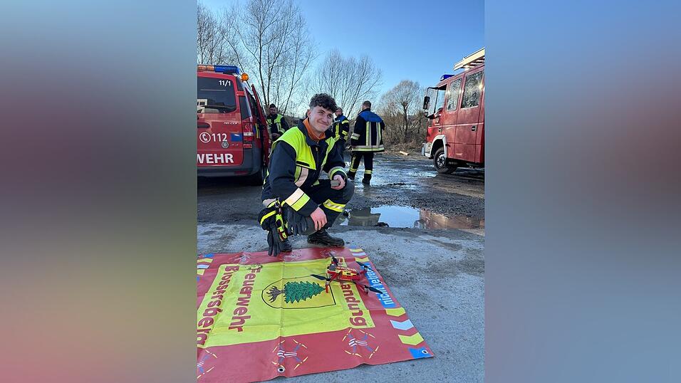 Nico Gruber steuert die Drohne, mit der nach dem Vermissten gesucht wird.