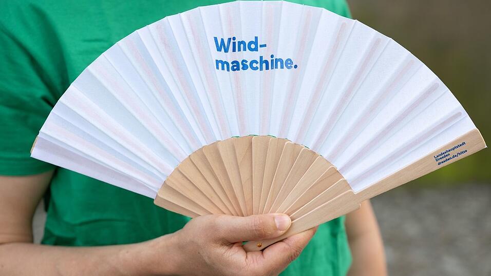 F&auml;cher gewisserma&szlig;en als faltbare Windmaschinen sind gefragt.