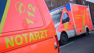 Rettungskr&auml;fte holten die Frau aus dem Auto, konnten ihr Leben aber nicht retten. (Symbolbild)