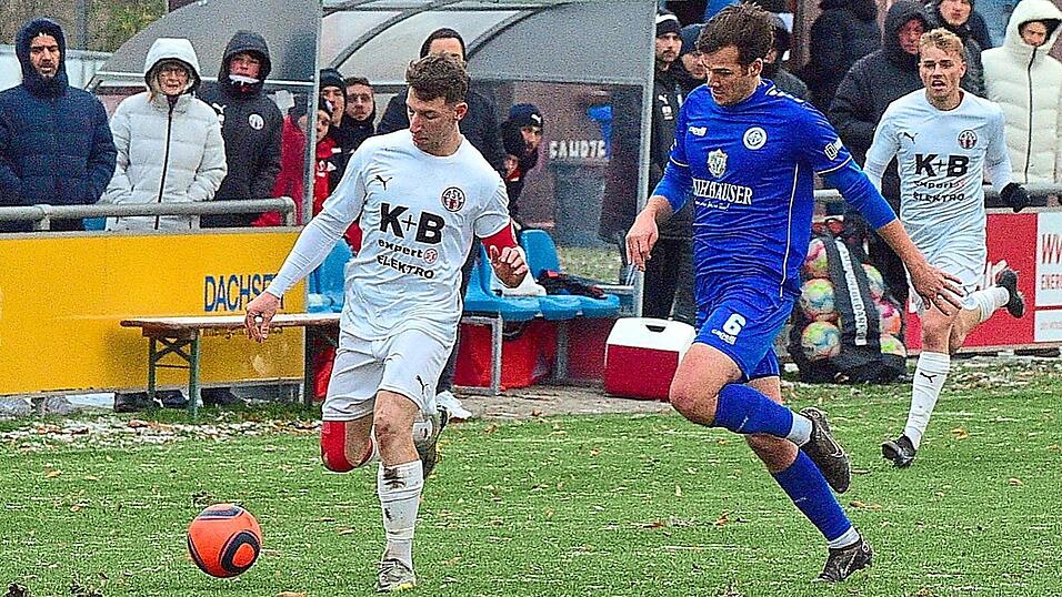 Der ASV Cham (weißes Trikot) kassiert beim Würzburger FV vier Gegentore. Der ASV Cham (weißes Trikot) kassiert beim Würzburger FV vier Gegentore.