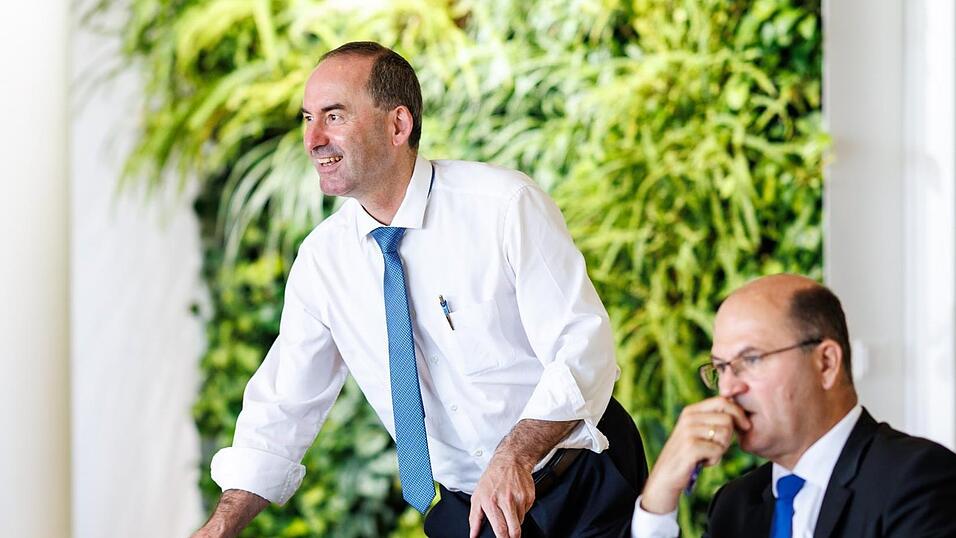 '50 Prozent der Wirtschaft ist Psychologie', sagt Bayerns Wirtschaftsminister Hubert Aiwanger (l.). Seinen Kabinettskollegen Albert F&uuml;racker kann er damit nicht &uuml;berzeugen.