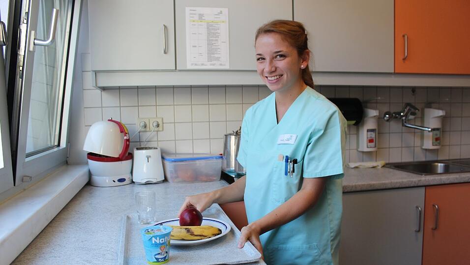 Bei der Frühschicht: Claudia Stadler bereitet das Frühstück für die Kinder vor.