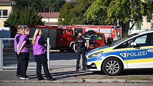 Die Polizei sichert nach einer Gewalttat die Schule in Gosen-Neu Zittau ab. Die Polizei sichert nach einer Gewalttat die Schule in Gosen-Neu Zittau ab.