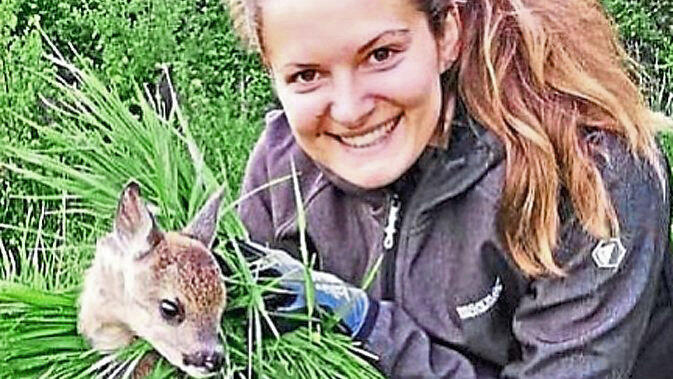 Sabrina Augenstein mit einem Kitz.