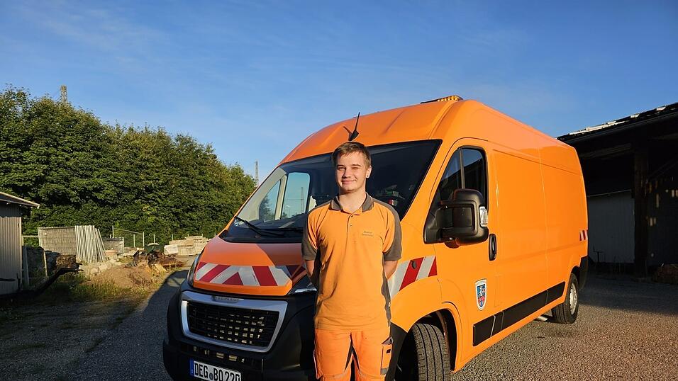 Mit dem Streckenkontrollfahrzeug ist der 21-Jährige in der gesamten Stadtgemeinde unterwegs. Im Gepäck hat er auch Material und Utensilien, um sofort Reparaturarbeiten vorzunehmen. Mit dem Streckenkontrollfahrzeug ist der 21-Jährige in der gesamten Stadtgemeinde unterwegs. Im Gepäck hat er auch Material und Utensilien, um sofort Reparaturarbeiten vorzunehmen.