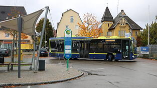 Ein Bus steht am Mainburger Busbahnhof: Der Landkreis wird seinen Nahverkehrsplan bis auf Weiteres nicht fortschreiben. Die derzeit angespannte Haushaltslage lässt das nicht zu.