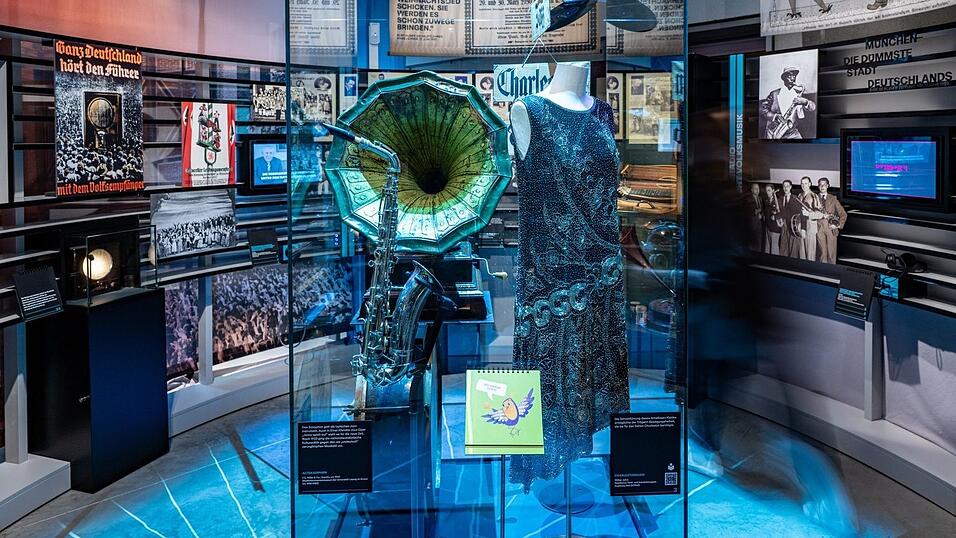 Instrumente, Outfits und Fotos zeigen bei der Ausstellung die Geschichte der Musik im Freistaat.