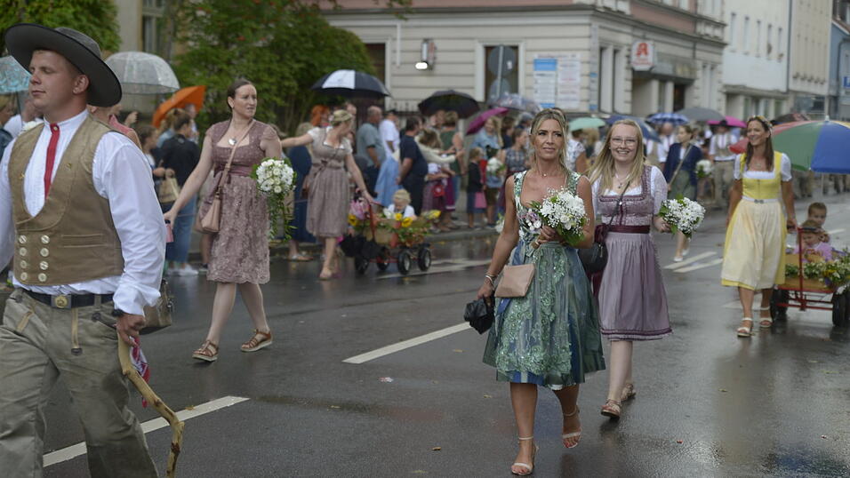 Zahlreiche Musik- und Trachtengruppen zogen nach dreij&auml;hriger Pause am Freitagabend zum Festplatz Am Hagen.&nbsp;