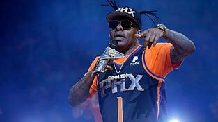 Coolio tritt in der Halbzeitpause eines NBA-Basketballspiels im US-Bundesstaat Arizona auf.