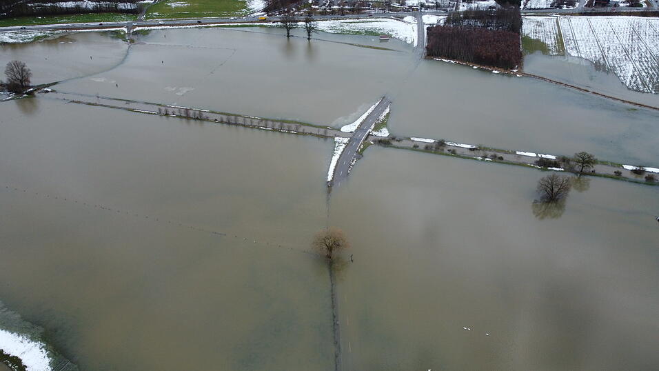 Überschwemmung bei Vilsbiburg: Die Verbindungsstraße zwischen Gaindorf und Achldorf steht derzeit unter Wasser.