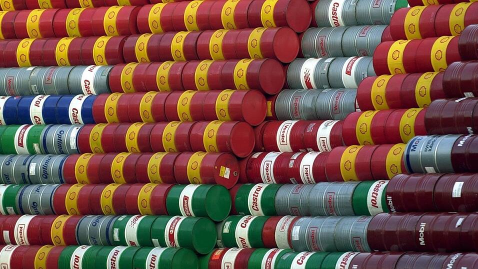 &Ouml;lf&auml;sser im Hamburger Hafen (Archivbild). Hohe Energiepreise bremsen die Wirtschaft aus.