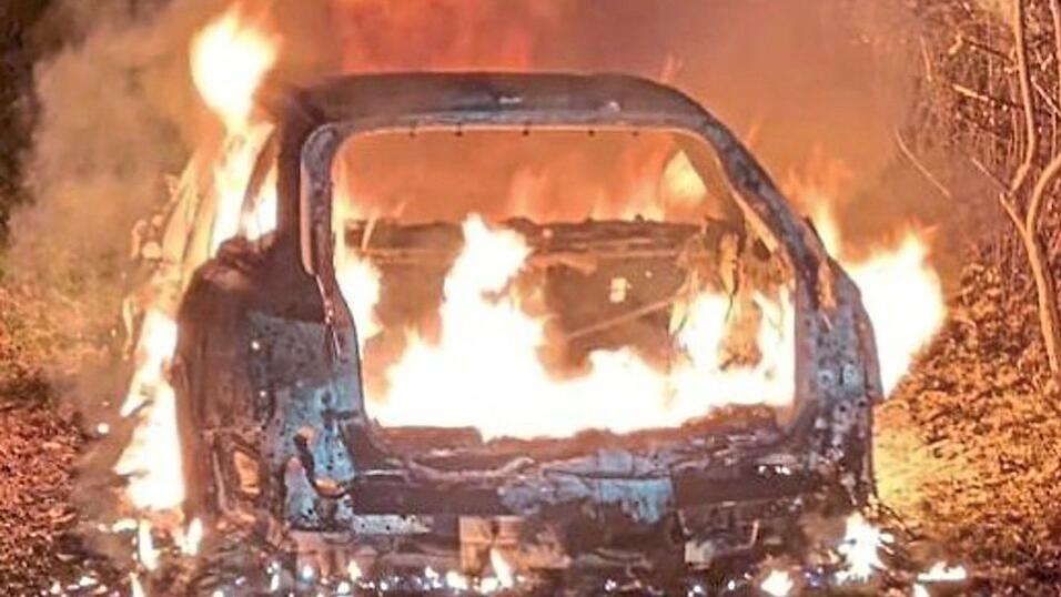 Im November 2025 brannte der gemietete Audi vollständig aus. Im November 2025 brannte der gemietete Audi vollständig aus.