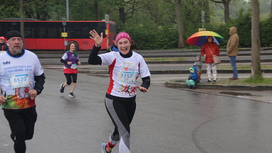 Auch die großen Herzogstadtläufer ließen sich wie schon die Kleinen am Samstag durch das nasskalte Aprilwetter den Spaß am Sport unter freiem Himmel nicht verderben.