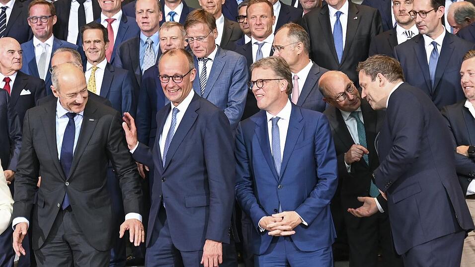 Gruppenfoto mit Kanzler: Friedrich Merz (2. v. l.) hat Vertreter deutscher Unternehmen zum Investitionsgipfel geladen.
