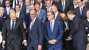 Gruppenfoto mit Kanzler: Friedrich Merz (2. v. l.) hat Vertreter deutscher Unternehmen zum Investitionsgipfel geladen.