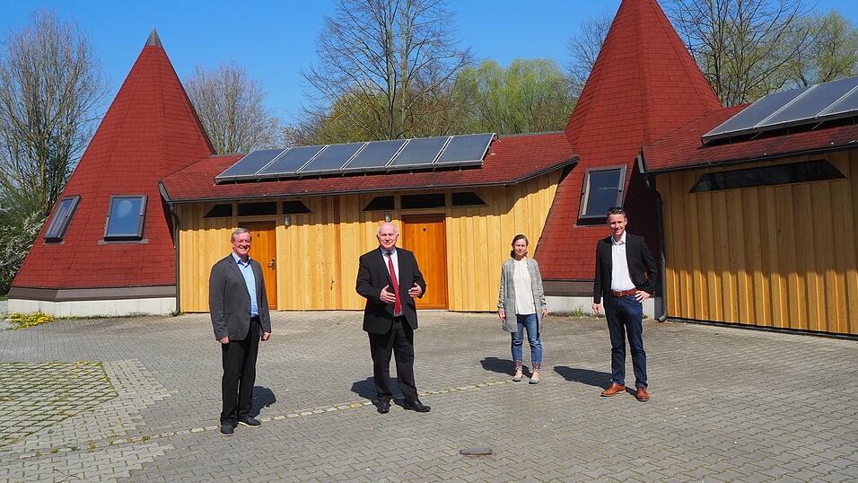 Bürgermeister Georg Eberl, Landrat Heinrich Trapp, Michael Trapp (Vorsitzender des Kreisjugendrings) und Elke Gerlach (Geschäftsführerin des Kreisjugendrings) begutachteten das Ergebnis. Bürgermeister Georg Eberl, Landrat Heinrich Trapp, Michael Trapp (Vorsitzender des Kreisjugendrings) und Elke Gerlach (Geschäftsführerin des Kreisjugendrings) begutachteten das Ergebnis.