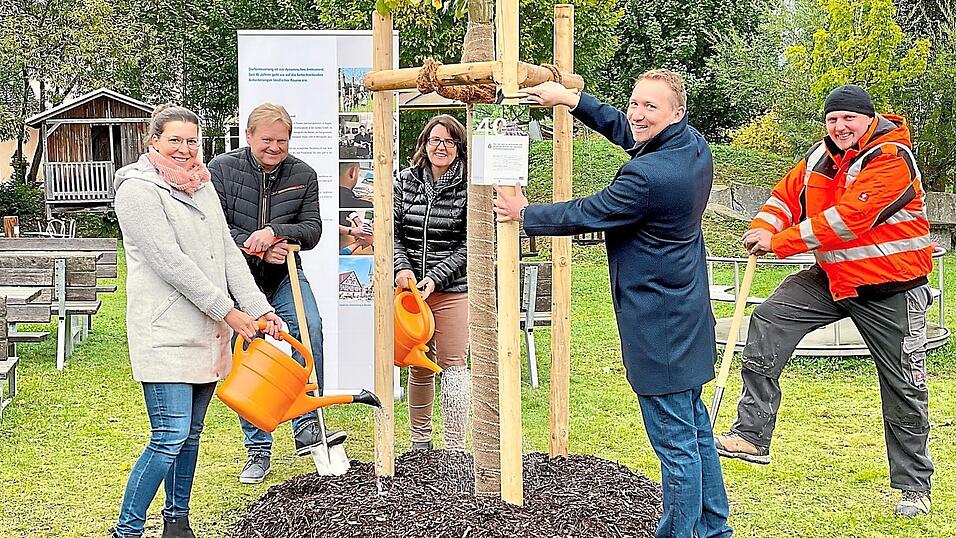 Ein junger Baum als Sinnbild einer erfolgreichen Dorferneuerung: Christina Seidel, B&uuml;rgermeister Wolfgang Daschner, Bianka Fechter, Michael Neft und Josef M&uuml;hlbauer (von links).