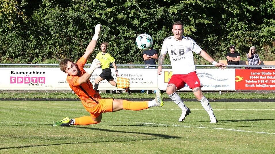 Das 2:0 für Lam erzielt Christian Mühlbauer gegen Kareths Keeper Anton Brunner. Das 2:0 für Lam erzielt Christian Mühlbauer gegen Kareths Keeper Anton Brunner.