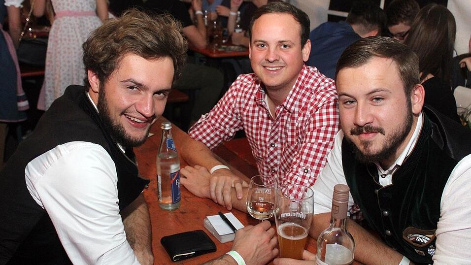 Die besten Bilder vom Wein- und Wei&szlig;bierfest des Burschenvereins Arth und der M&auml;dchengruppe.
