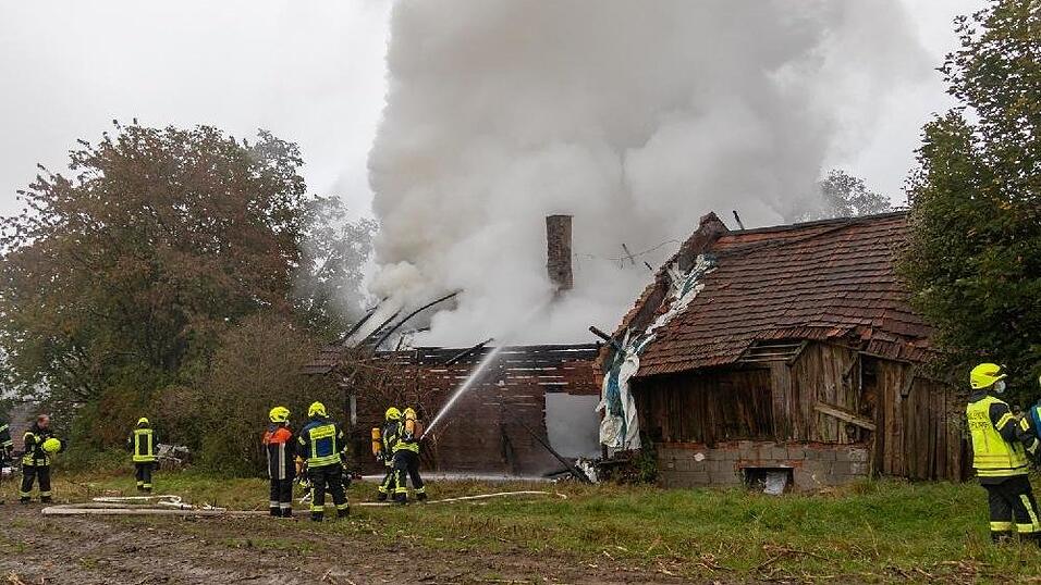 Feuerwehreinsatz am frühen Donnerstagmorgen in der Nähe von Schaufling im Landkreis Deggendorf. Dort brannte ein Wohnhaus. Feuerwehreinsatz am frühen Donnerstagmorgen in der Nähe von Schaufling im Landkreis Deggendorf. Dort brannte ein Wohnhaus.