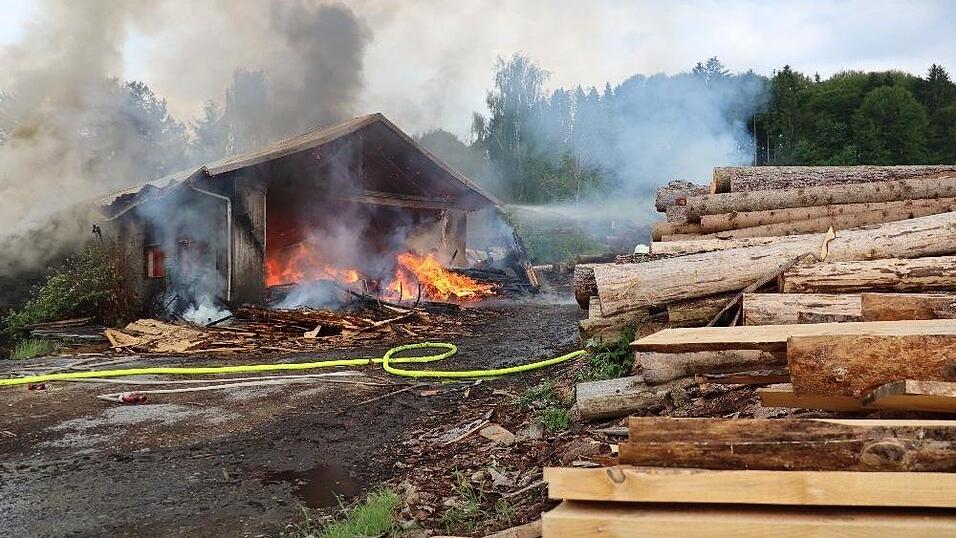 In Breitenberg ist am Dienstagabend ein Brand in einem Sägewerk ausgebrochen. In Breitenberg ist am Dienstagabend ein Brand in einem Sägewerk ausgebrochen.