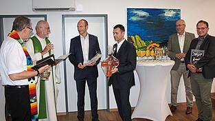 Pater Peter Jungmeier und Pfarrer Roland Böhmländer sprachen das Segensgebet über die Praxis, die Kreuze und alle, die ein- und ausgehen. Pater Peter Jungmeier und Pfarrer Roland Böhmländer sprachen das Segensgebet über die Praxis, die Kreuze und alle, die ein- und ausgehen.