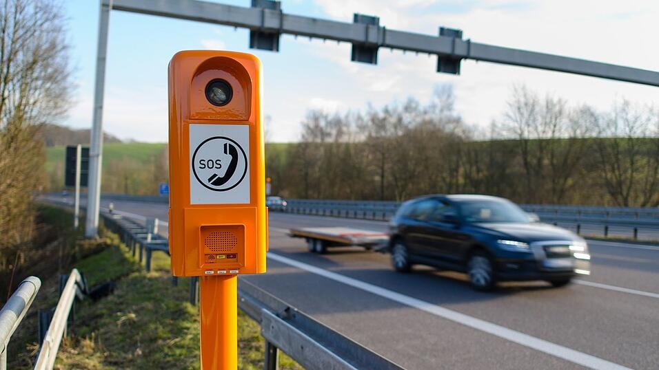 Die orangen Notrufs&auml;ulen entlang der Autobahnen waren seit Dienstagabend in ganz Deutschland gest&ouml;rt gewesen. (Archivbild)
