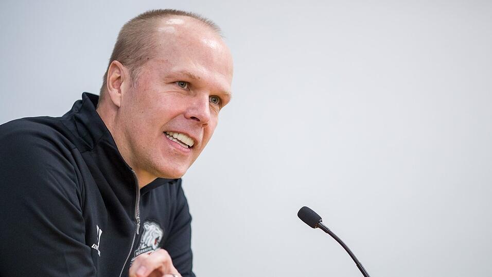 Ice-Tigers-Sportdirektor Stefan Ustorf freut sich über einen Neuzugang. (Archivbild) Ice-Tigers-Sportdirektor Stefan Ustorf freut sich über einen Neuzugang. (Archivbild)