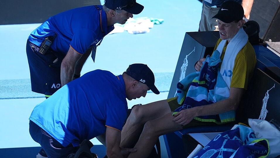 Jannik Sinner hatte im heißen Melbourne mit Krämpfen zu kämpfen. Jannik Sinner hatte im heißen Melbourne mit Krämpfen zu kämpfen.