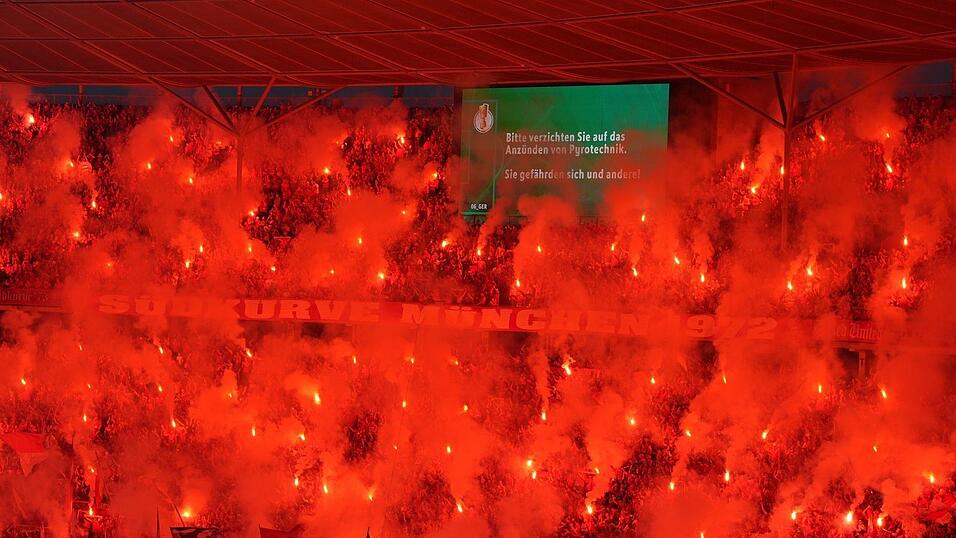 Fans z&uuml;nden beim DFB-Pokalfinale Pyrotechnik.