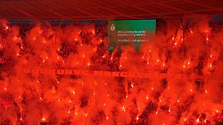 Fans z&uuml;nden beim DFB-Pokalfinale Pyrotechnik.