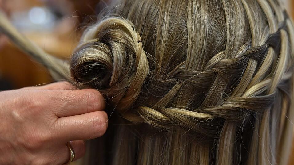 Diese Frisur lässt sich auch beliebig erweitern. Einfach die Strähnen, die man vorher fallen gelassen hat, zu einem weiteren 'Wasserfall' bis zum Dutt flechten. Diese Frisur lässt sich auch beliebig erweitern. Einfach die Strähnen, die man vorher fallen gelassen hat, zu einem weiteren 'Wasserfall' bis zum Dutt flechten.