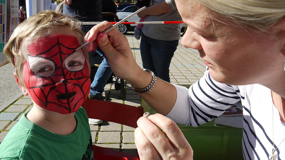 Noch ein bisschen Glitzer für Spiderman: Am Stand der Kita Jellenkofen verwandelt Vroni Schreiner den fünfjährigen Felix in seinen Lieblingshelden. Noch ein bisschen Glitzer für Spiderman: Am Stand der Kita Jellenkofen verwandelt Vroni Schreiner den fünfjährigen Felix in seinen Lieblingshelden.