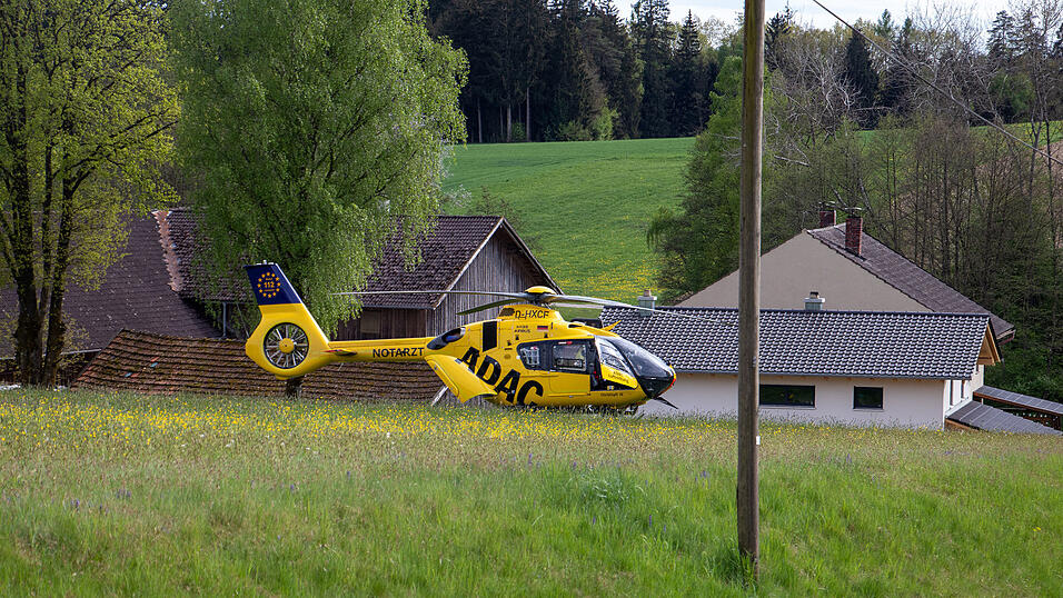 Die Kreisstraße war knapp zwei Stundem gesperrt, der Verkehr wurde örtlich umgeleitet. Die Kreisstraße war knapp zwei Stundem gesperrt, der Verkehr wurde örtlich umgeleitet.