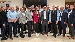 Die Kandidaten der Freien Wähler Osterhofen mit stellvertretendem Kreisvorsitzenden Markus Mühlbauer (l.) mit Listenführer Konrad Breit (5.v.l.), Ortsvorsitzenden Anton Mandl (3.v.r.) und mit Kandidaten und Ehrengästen. Die Kandidaten der Freien Wähler Osterhofen mit stellvertretendem Kreisvorsitzenden Markus Mühlbauer (l.) mit Listenführer Konrad Breit (5.v.l.), Ortsvorsitzenden Anton Mandl (3.v.r.) und mit Kandidaten und Ehrengästen.