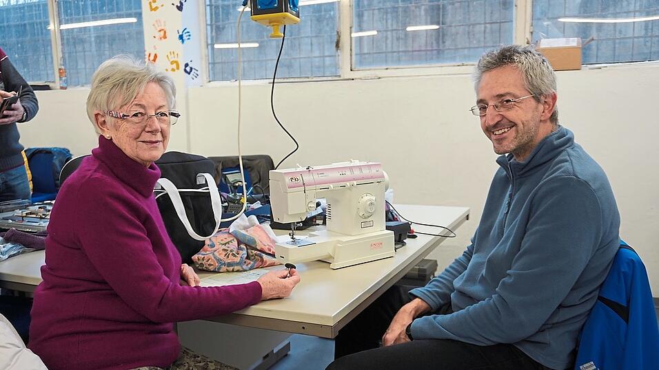 Monika Staudinger war zum ersten Mal zu Besuch im Repair-Caf&eacute; und begeistert. Ihre Singer-N&auml;hmaschine hatte vor zwei Wochen den Geist aufgegeben. Friedrich Burgwedel machte sich an die Arbeit und fand den &Uuml;belt&auml;ter.