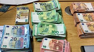 Anfang März hat die Polizei bei einer Autobahnkontrolle nahe der Grenze zu den Niederlanden 83.900 Euro in bar im Handschuhfach eines Autos gefunden. Hinter solchen Fällen stecken oft Kriminelle. Anfang März hat die Polizei bei einer Autobahnkontrolle nahe der Grenze zu den Niederlanden 83.900 Euro in bar im Handschuhfach eines Autos gefunden. Hinter solchen Fällen stecken oft Kriminelle.