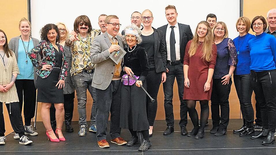Die Spieler und Helfer erhielten beim Schlussapplaus ihren verdienten Lohn f&uuml;r einen k&ouml;stlichen, mitrei&szlig;enden Krimi-Dinner-Abend.