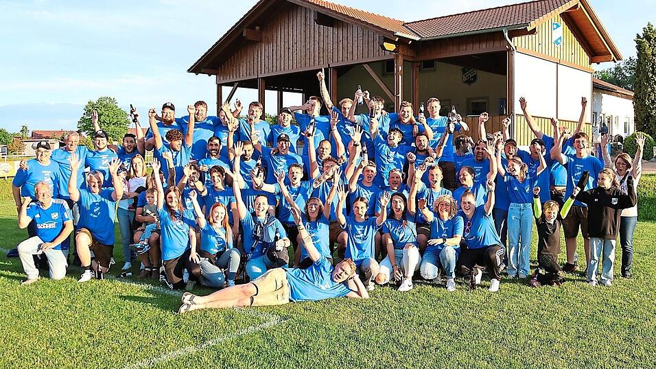 Was f&uuml;r ein erhebendes Gef&uuml;hl: Ausgelassen feiern die Spieler, die Fans und Unterst&uuml;tzer des SV Mitterkreith den ersten Kreisklassenaufstieg des SCM in der Vereinsgeschichte.