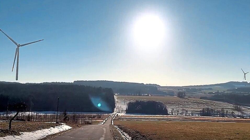 In dieser Visualisierung zeigen die Regionalwerke, welche Wirkung die geplanten Windkraftanlagen Schrötting (links) und Ronberg von der Kalsinger Siedlung aus gesehen haben. Beide liegen auf dem Gebiet der Gemeinde Michelsneukirchen, beide erhielten am Mittwochabend mehrheitlich das gemeindliche Einvernehmen. In dieser Visualisierung zeigen die Regionalwerke, welche Wirkung die geplanten Windkraftanlagen Schrötting (links) und Ronberg von der Kalsinger Siedlung aus gesehen haben. Beide liegen auf dem Gebiet der Gemeinde Michelsneukirchen, beide erhielten am Mittwochabend mehrheitlich das gemeindliche Einvernehmen.