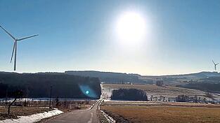In dieser Visualisierung zeigen die Regionalwerke, welche Wirkung die geplanten Windkraftanlagen Schr&ouml;tting (links) und Ronberg von der Kalsinger Siedlung aus gesehen haben. Beide liegen auf dem Gebiet der Gemeinde Michelsneukirchen, beide erhielten am Mittwochabend mehrheitlich das gemeindliche Einvernehmen.