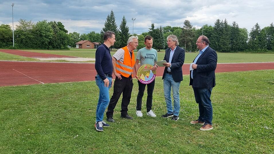 Nach Ortsbesichtigungen gehen die Teilnehmer zwar meist mit langen Listen, aber doch auch mit einem guten Gefühl an die Arbeit: stellvertretender TV-Vorsitzender Johannes Höring, Bauhofleiter Stefan Hierl, TV-Vorstand Leichtathletik Michael Kirchinger, Kinderlobby-Vorsitzender Robert Fischer und Bürgermeister Herbert Lichtinger (v. l.).