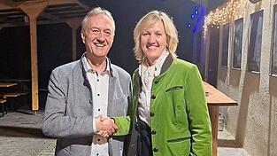 Landtagsabgeordnete Petra Högl gratuliert Herbert Blascheck. Landtagsabgeordnete Petra Högl gratuliert Herbert Blascheck.