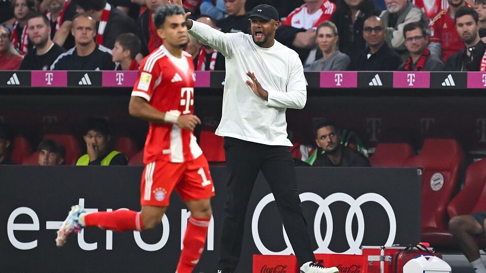 Vincent Kompany (r) gönnt dem gesperrten Luis Díaz einen Kurzurlaub.