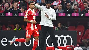 Vincent Kompany (r) gönnt dem gesperrten Luis Díaz einen Kurzurlaub.