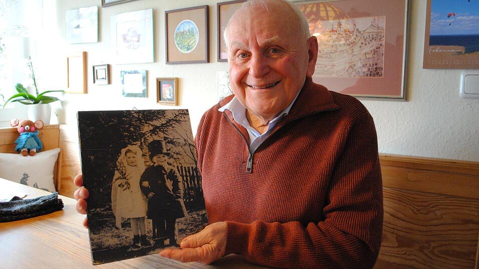 Unz&auml;hlige alte Fotos hat Nik S&ouml;ltl in den vergangenen Jahrzehnten gesammelt und archiviert. Eines seiner Lieblingsbilder stammt aus der eigenen Familie: Es zeigt ihn und Nachbarskind Resi als Brautpaar im Fasching.